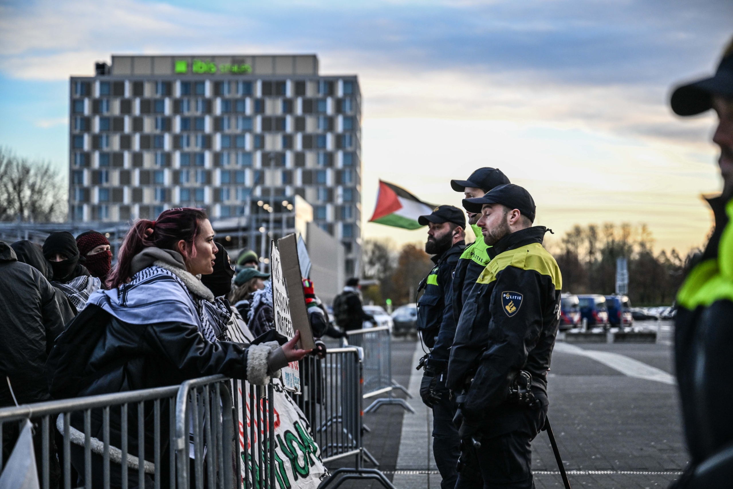 AA 20241121 36254842 36254808 HOLLANDA POLISI SILAH FUARINI PROTESTO EDEN GOSTERICILERI GOZALTINA ALDI scaled