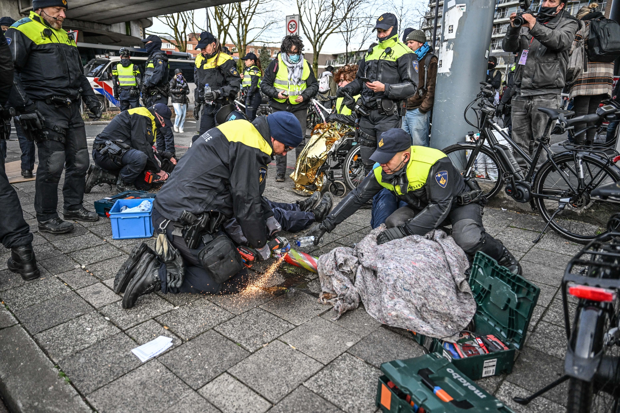 AA 20241121 36254842 36254811 HOLLANDA POLISI SILAH FUARINI PROTESTO EDEN GOSTERICILERI GOZALTINA ALDI scaled