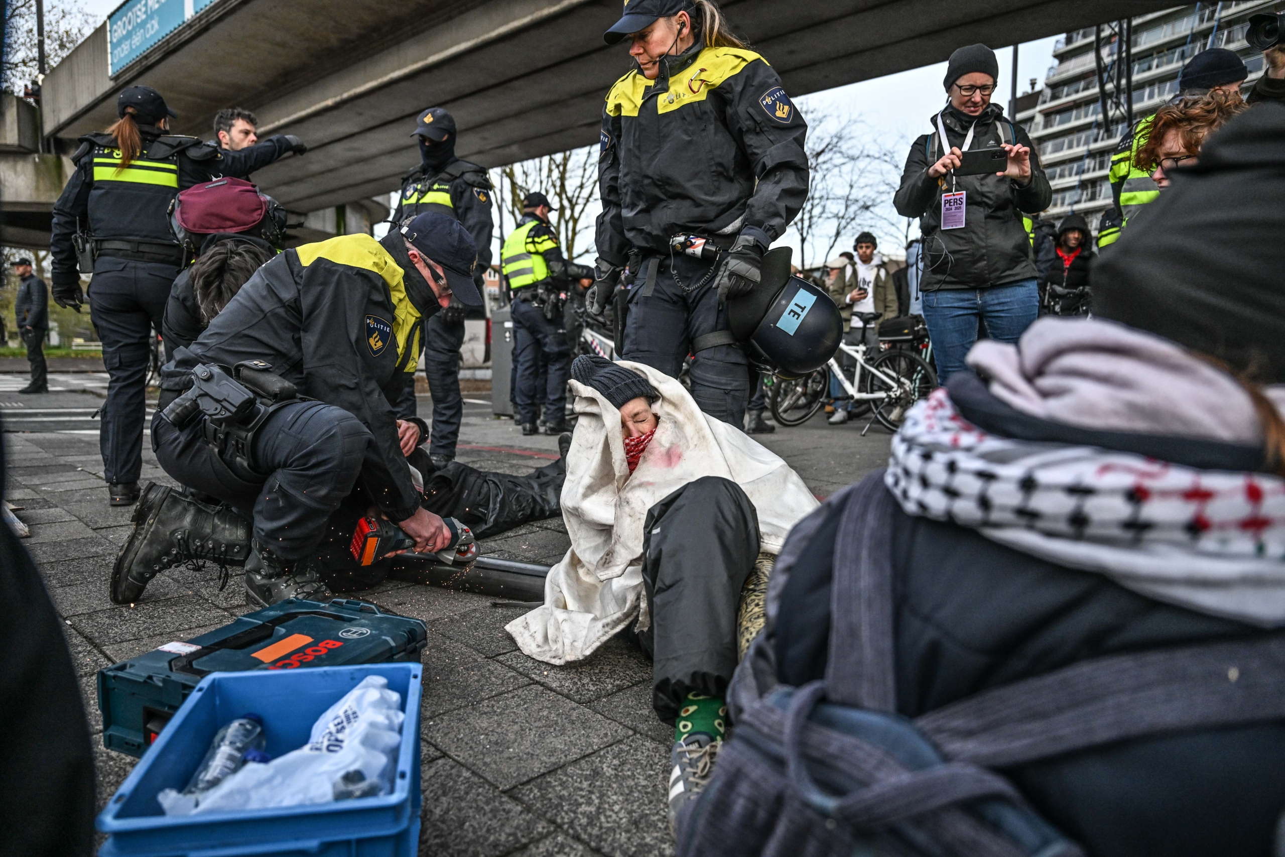 AA 20241121 36254842 36254812 HOLLANDA POLISI SILAH FUARINI PROTESTO EDEN GOSTERICILERI GOZALTINA ALDI scaled