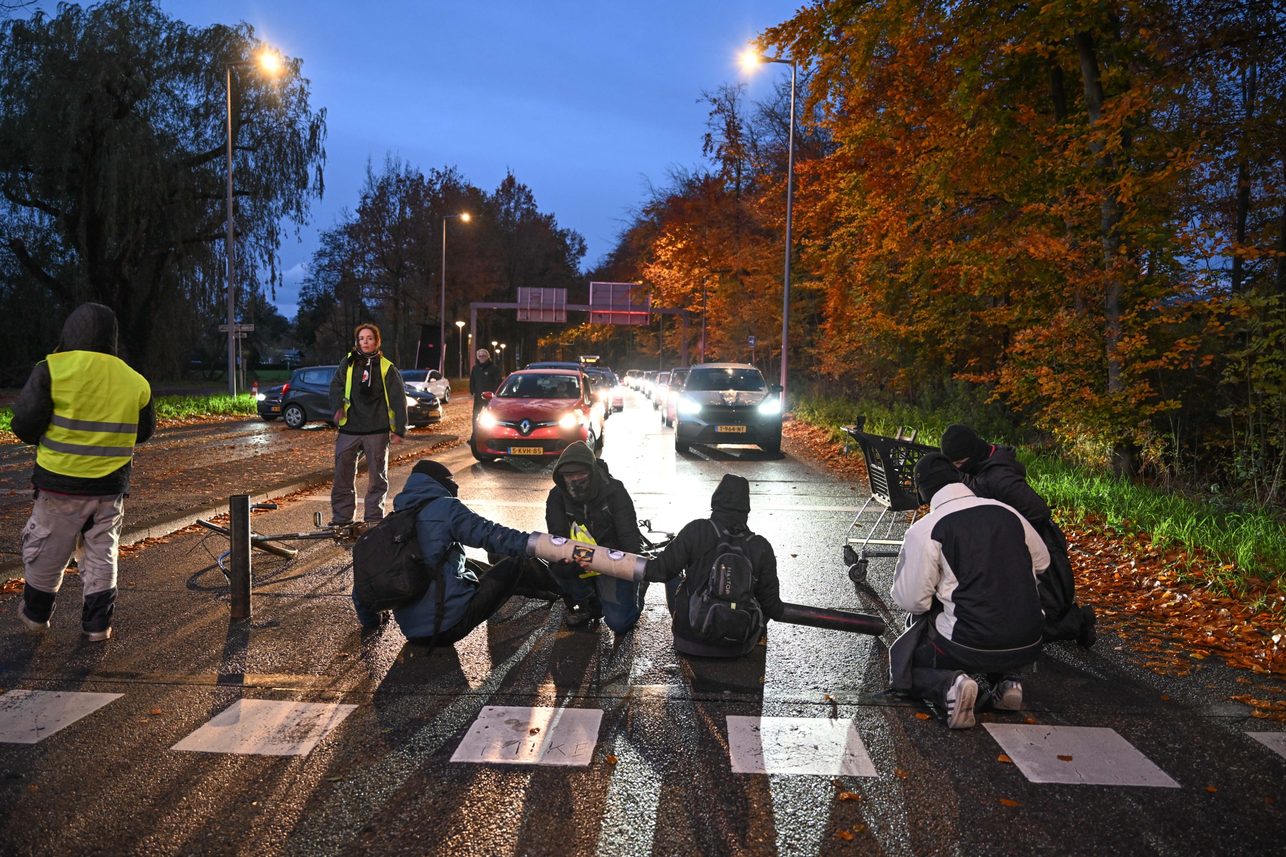 AA 20241121 36254842 36254813 HOLLANDA POLISI SILAH FUARINI PROTESTO EDEN GOSTERICILERI GOZALTINA ALDI scaled