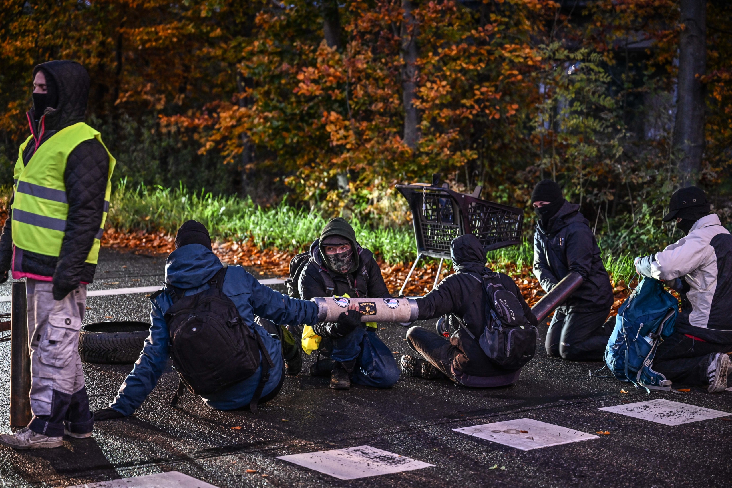 AA 20241121 36254842 36254814 HOLLANDA POLISI SILAH FUARINI PROTESTO EDEN GOSTERICILERI GOZALTINA ALDI scaled