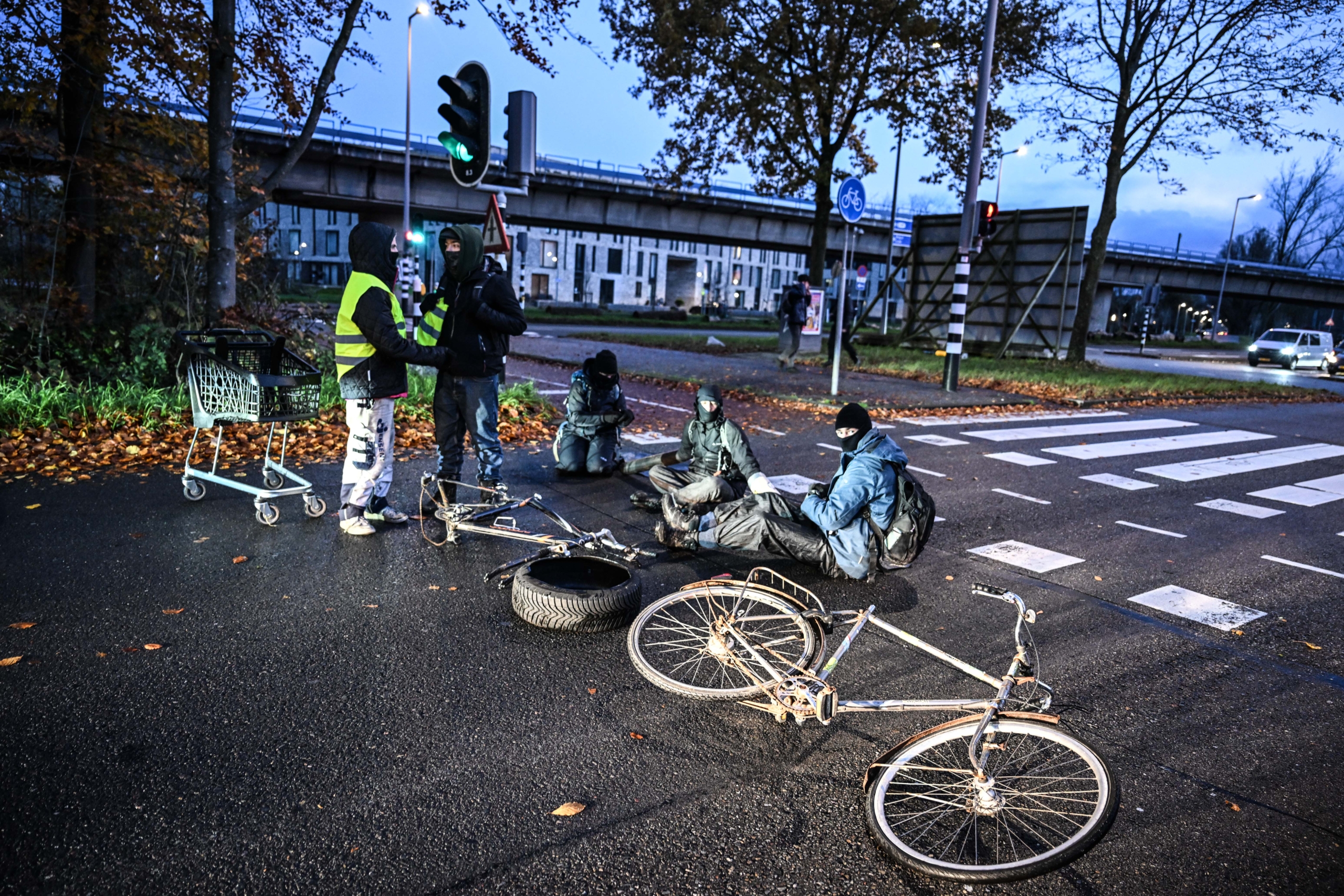 AA 20241121 36254842 36254815 HOLLANDA POLISI SILAH FUARINI PROTESTO EDEN GOSTERICILERI GOZALTINA ALDI scaled