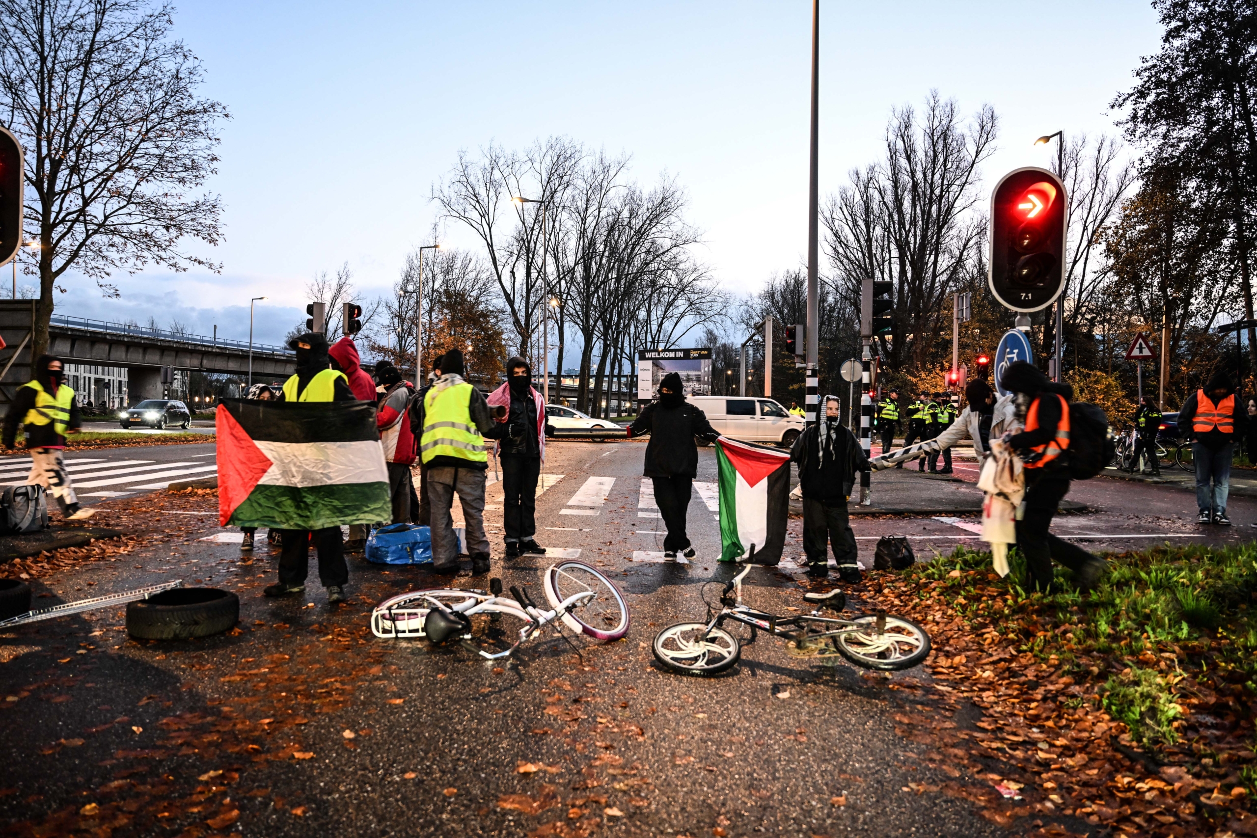 AA 20241121 36254842 36254816 HOLLANDA POLISI SILAH FUARINI PROTESTO EDEN GOSTERICILERI GOZALTINA ALDI scaled