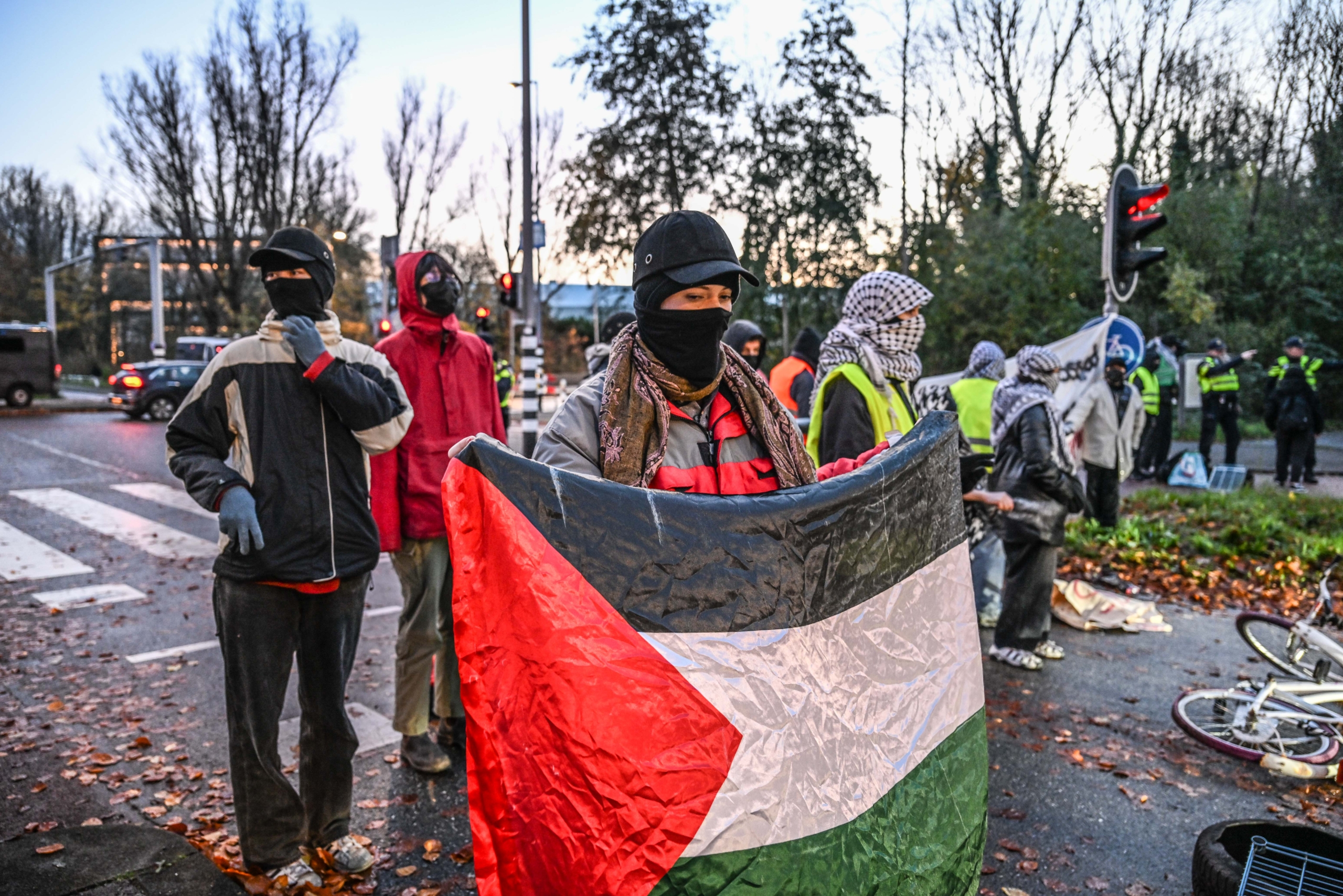 AA 20241121 36254842 36254817 HOLLANDA POLISI SILAH FUARINI PROTESTO EDEN GOSTERICILERI GOZALTINA ALDI scaled