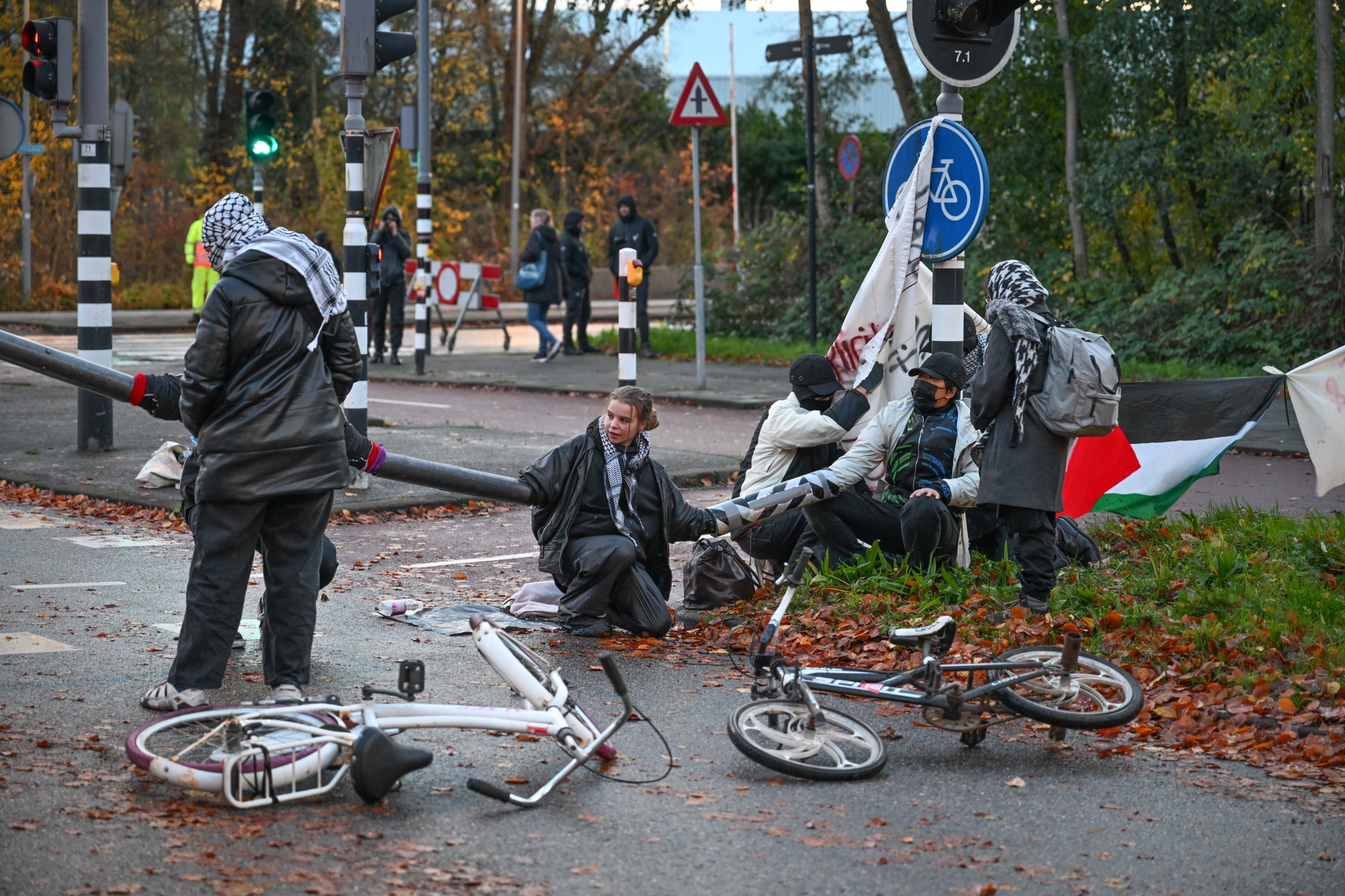 AA 20241121 36254842 36254818 HOLLANDA POLISI SILAH FUARINI PROTESTO EDEN GOSTERICILERI GOZALTINA ALDI scaled