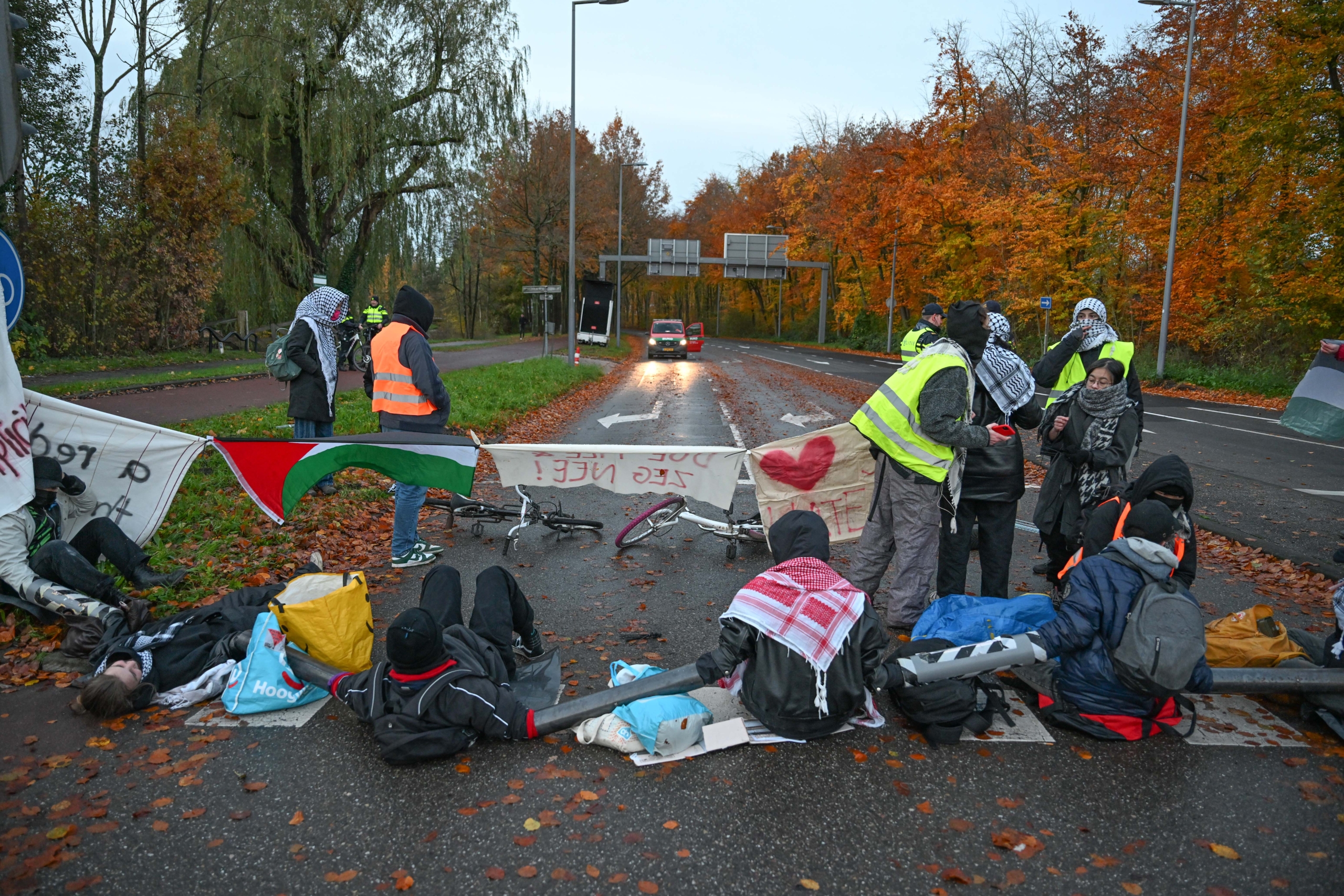 AA 20241121 36254842 36254819 HOLLANDA POLISI SILAH FUARINI PROTESTO EDEN GOSTERICILERI GOZALTINA ALDI scaled