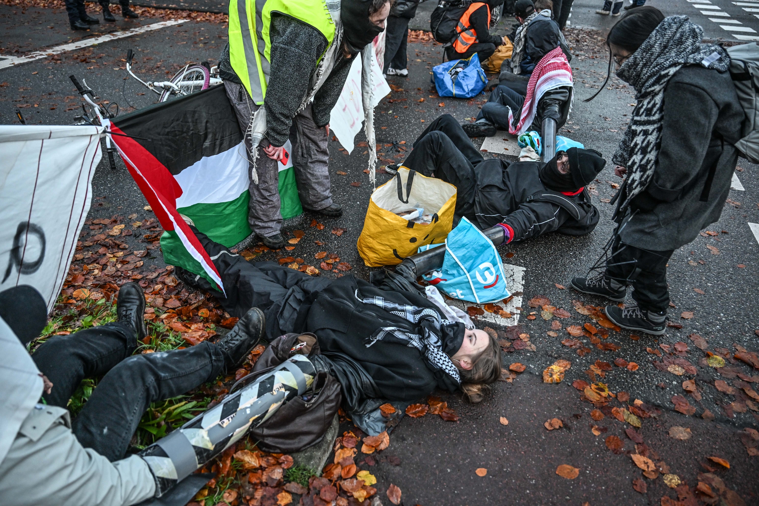 AA 20241121 36254842 36254820 HOLLANDA POLISI SILAH FUARINI PROTESTO EDEN GOSTERICILERI GOZALTINA ALDI scaled