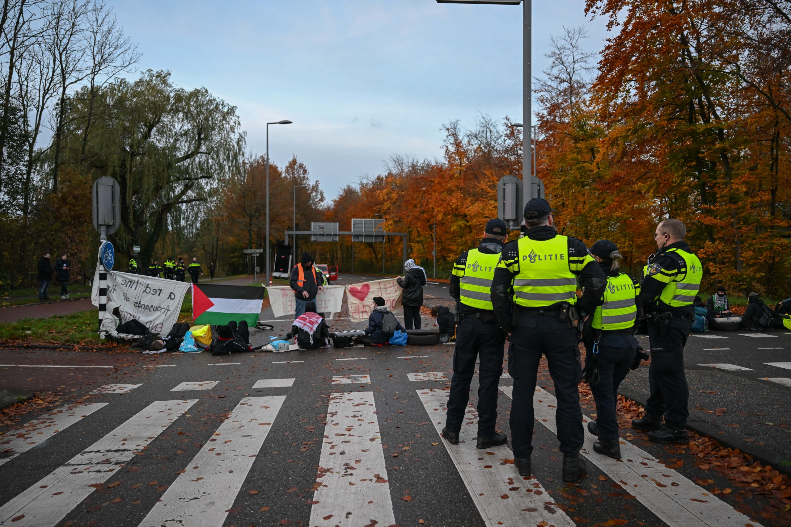 AA 20241121 36254842 36254822 HOLLANDA POLISI SILAH FUARINI PROTESTO EDEN GOSTERICILERI GOZALTINA ALDI scaled