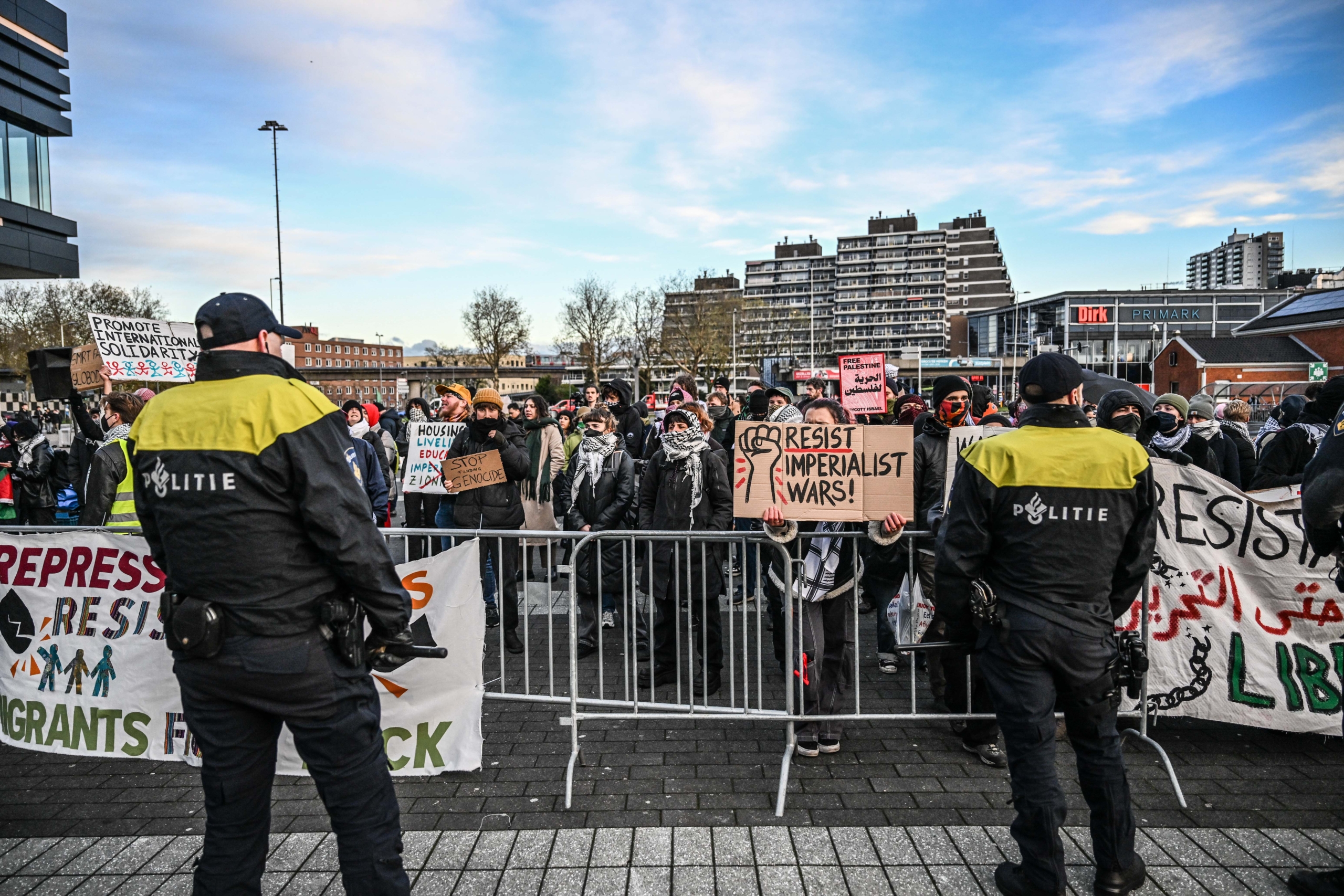 AA 20241121 36254842 36254827 HOLLANDA POLISI SILAH FUARINI PROTESTO EDEN GOSTERICILERI GOZALTINA ALDI scaled