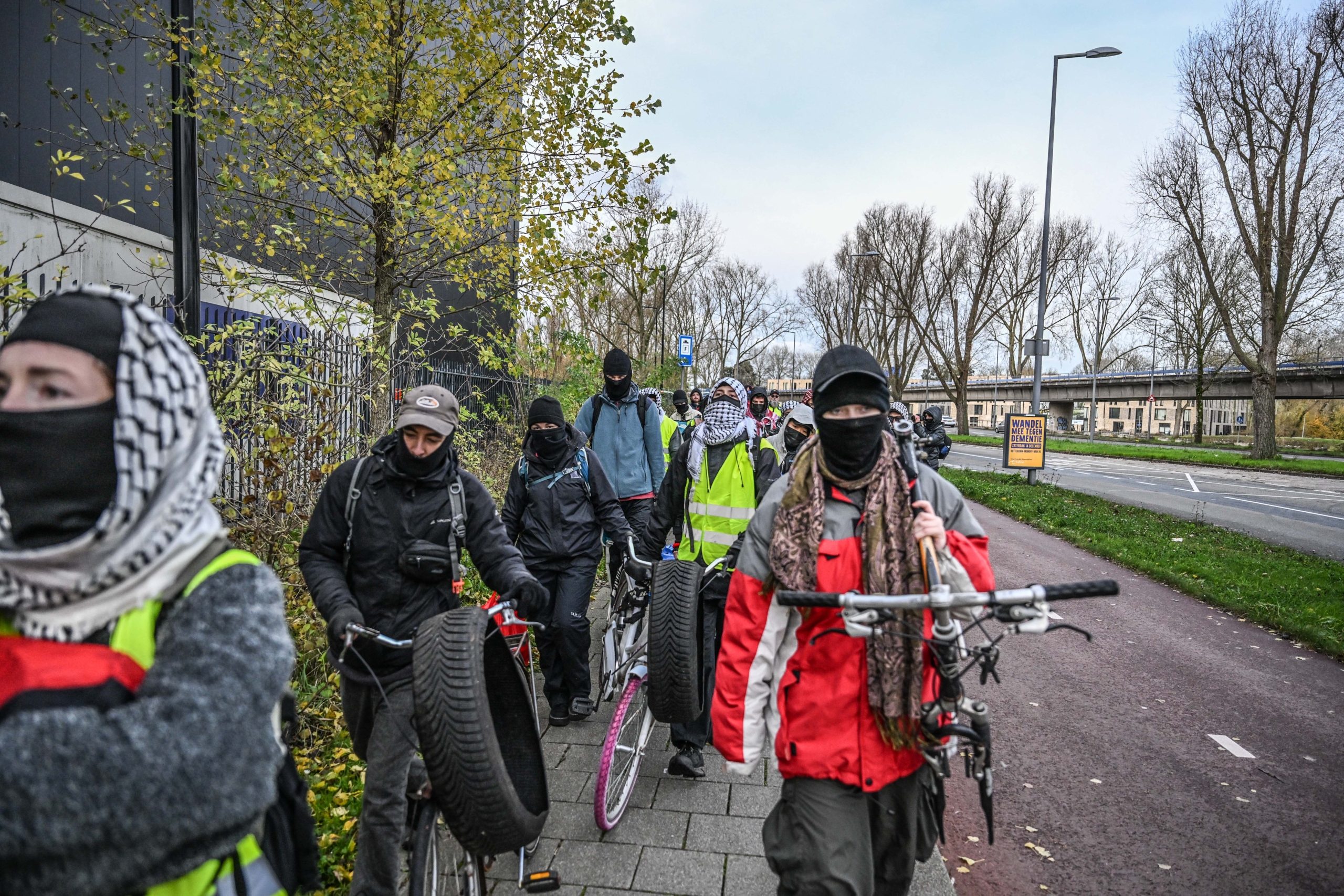 AA 20241121 36254842 36254829 HOLLANDA POLISI SILAH FUARINI PROTESTO EDEN GOSTERICILERI GOZALTINA ALDI scaled