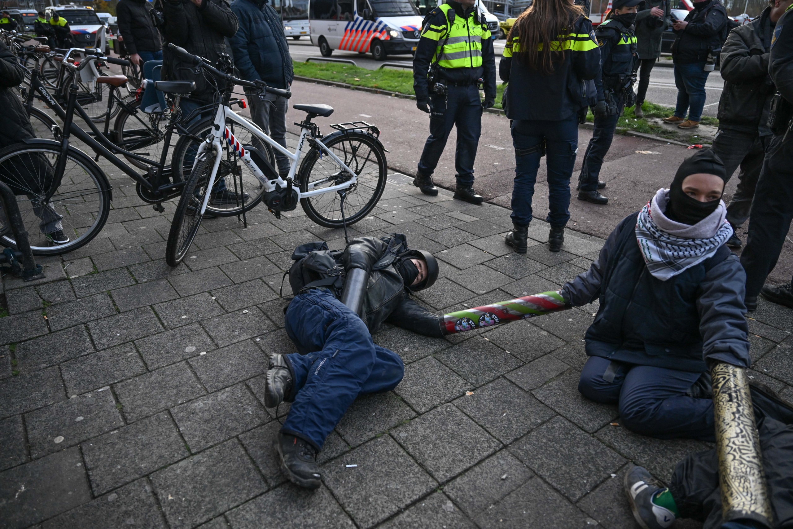 AA 20241121 36254842 36254830 HOLLANDA POLISI SILAH FUARINI PROTESTO EDEN GOSTERICILERI GOZALTINA ALDI scaled