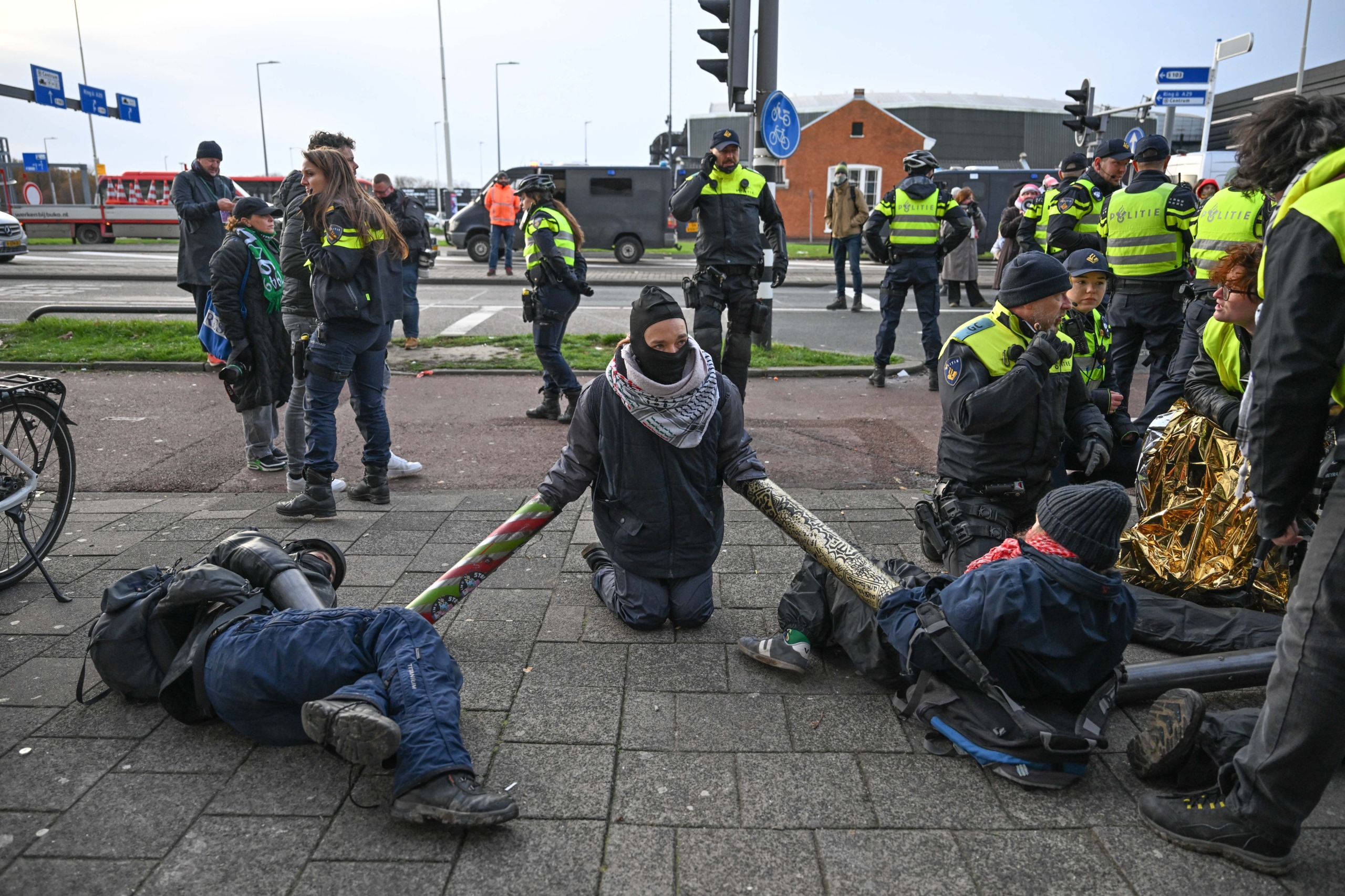 AA 20241121 36254842 36254831 HOLLANDA POLISI SILAH FUARINI PROTESTO EDEN GOSTERICILERI GOZALTINA ALDI scaled