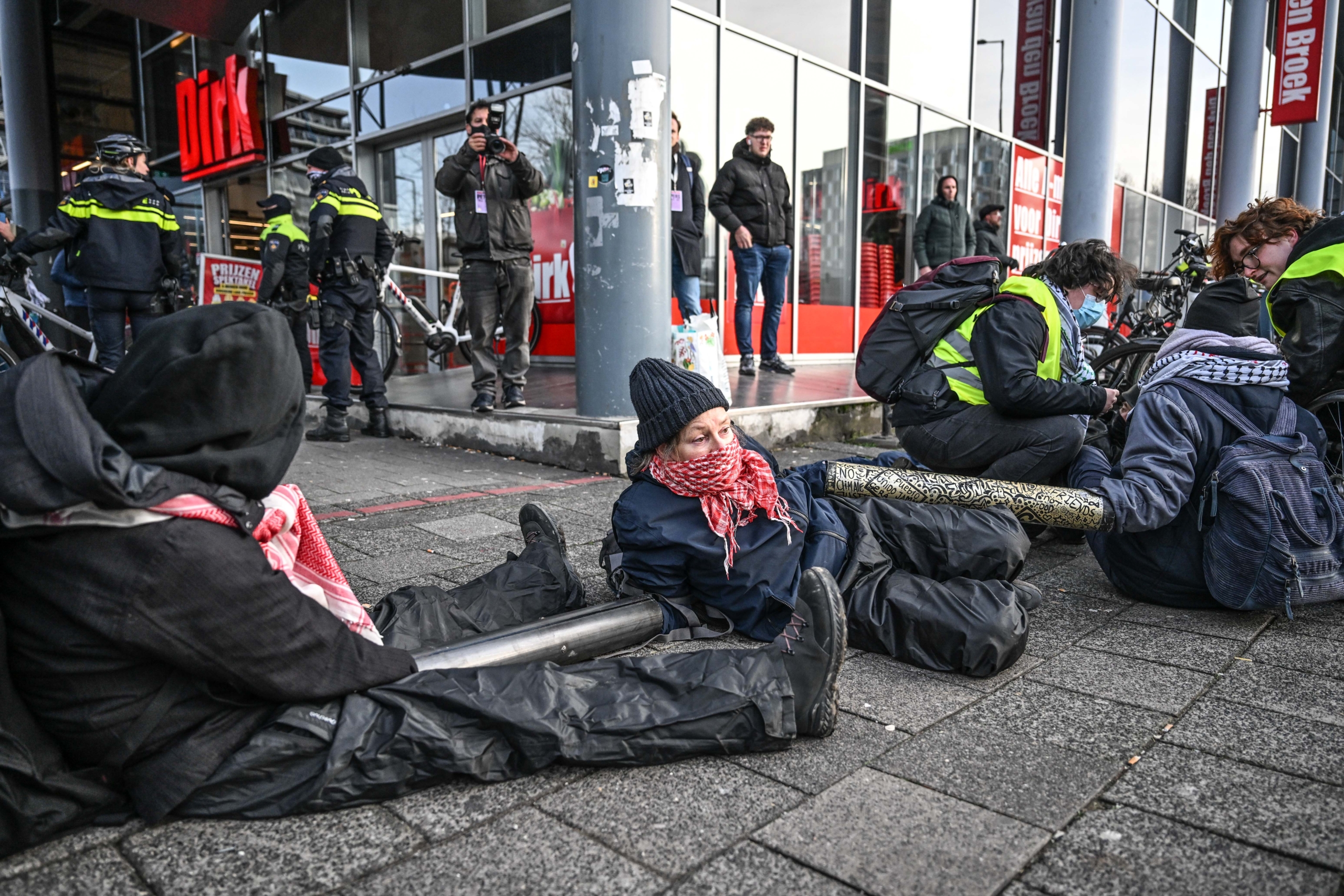 AA 20241121 36254842 36254834 HOLLANDA POLISI SILAH FUARINI PROTESTO EDEN GOSTERICILERI GOZALTINA ALDI scaled