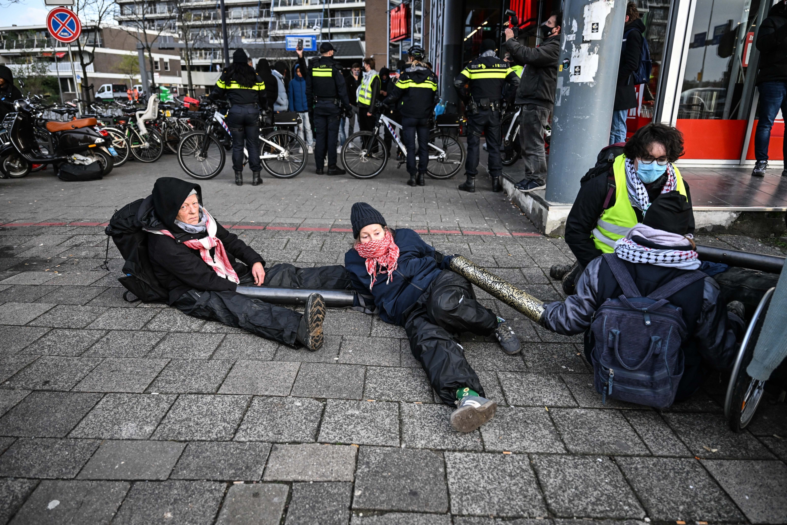 AA 20241121 36254842 36254836 HOLLANDA POLISI SILAH FUARINI PROTESTO EDEN GOSTERICILERI GOZALTINA ALDI scaled