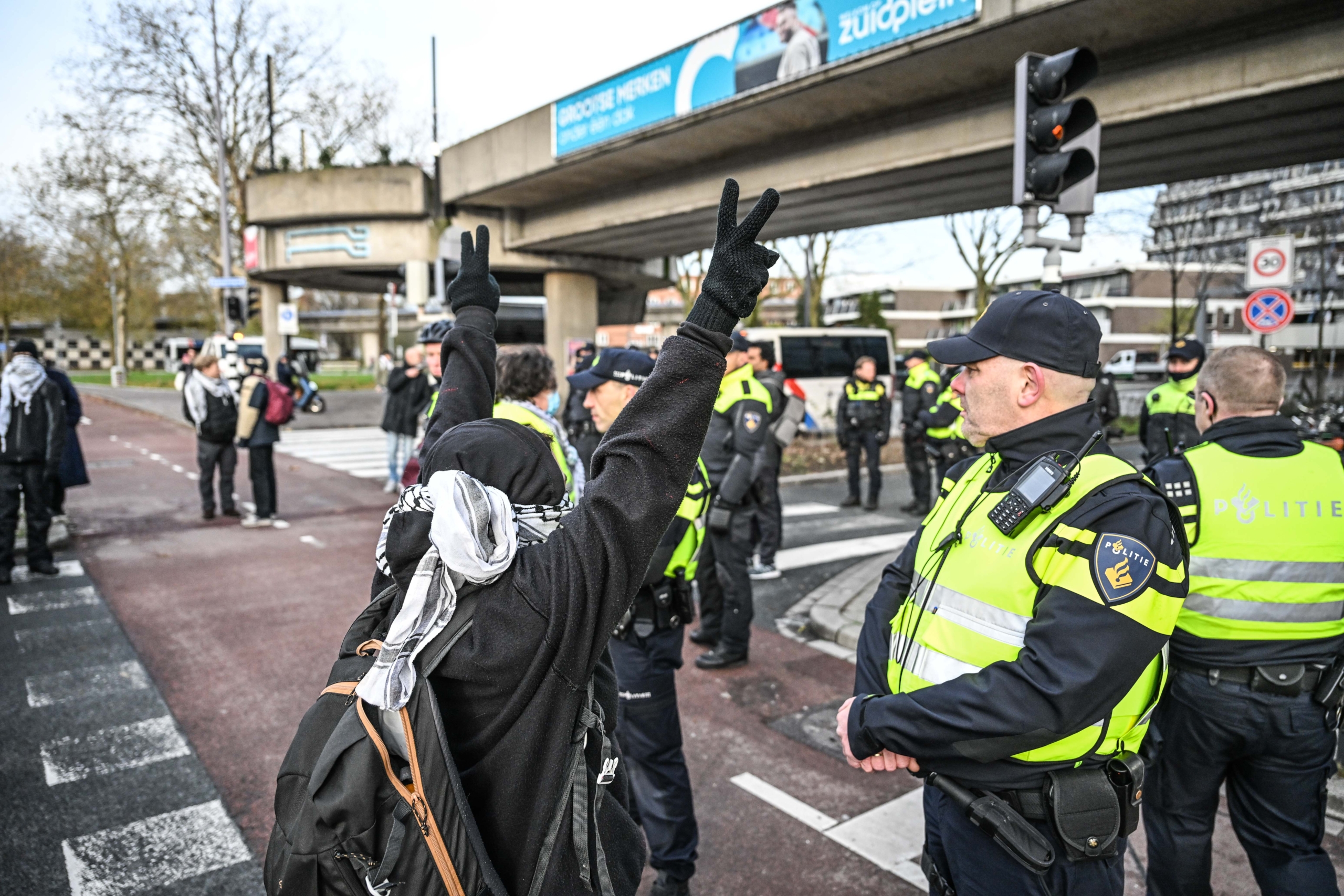 AA 20241121 36254842 36254837 HOLLANDA POLISI SILAH FUARINI PROTESTO EDEN GOSTERICILERI GOZALTINA ALDI scaled