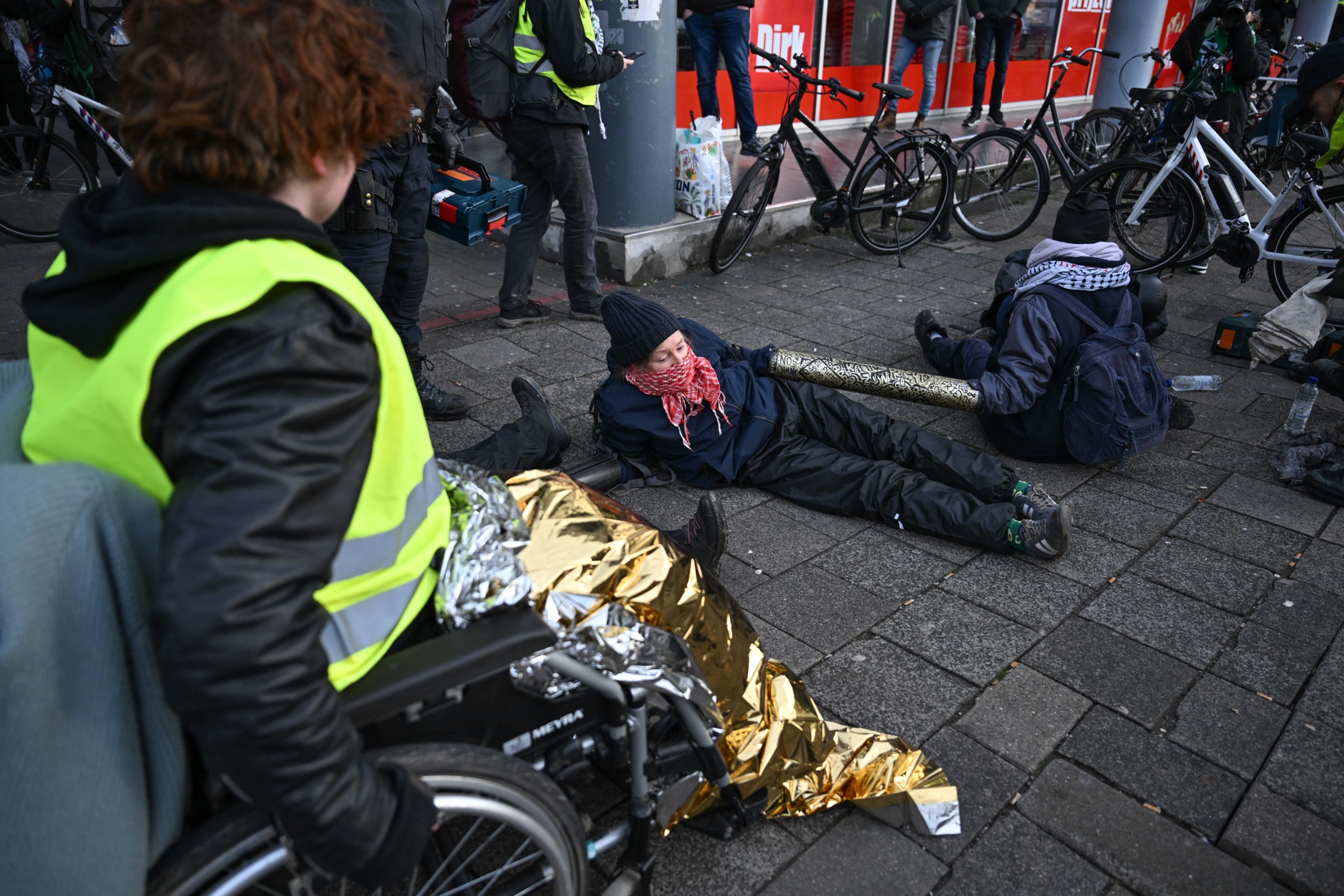 AA 20241121 36254842 36254838 HOLLANDA POLISI SILAH FUARINI PROTESTO EDEN GOSTERICILERI GOZALTINA ALDI scaled