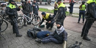 Hollanda polisi silah fuarını protesto eden göstericileri gözaltına aldı