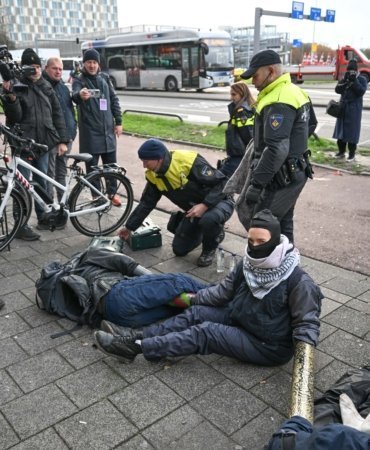 Hollanda polisi silah fuarını protesto eden göstericileri gözaltına aldı