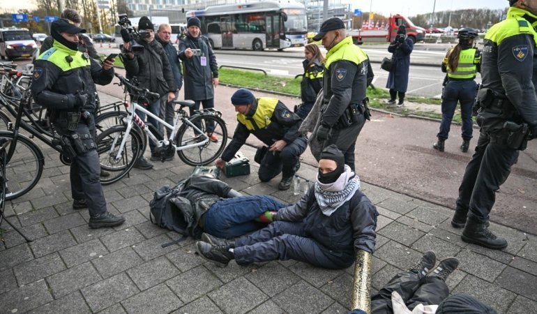 Hollanda polisi silah fuarını protesto eden göstericileri gözaltına aldı