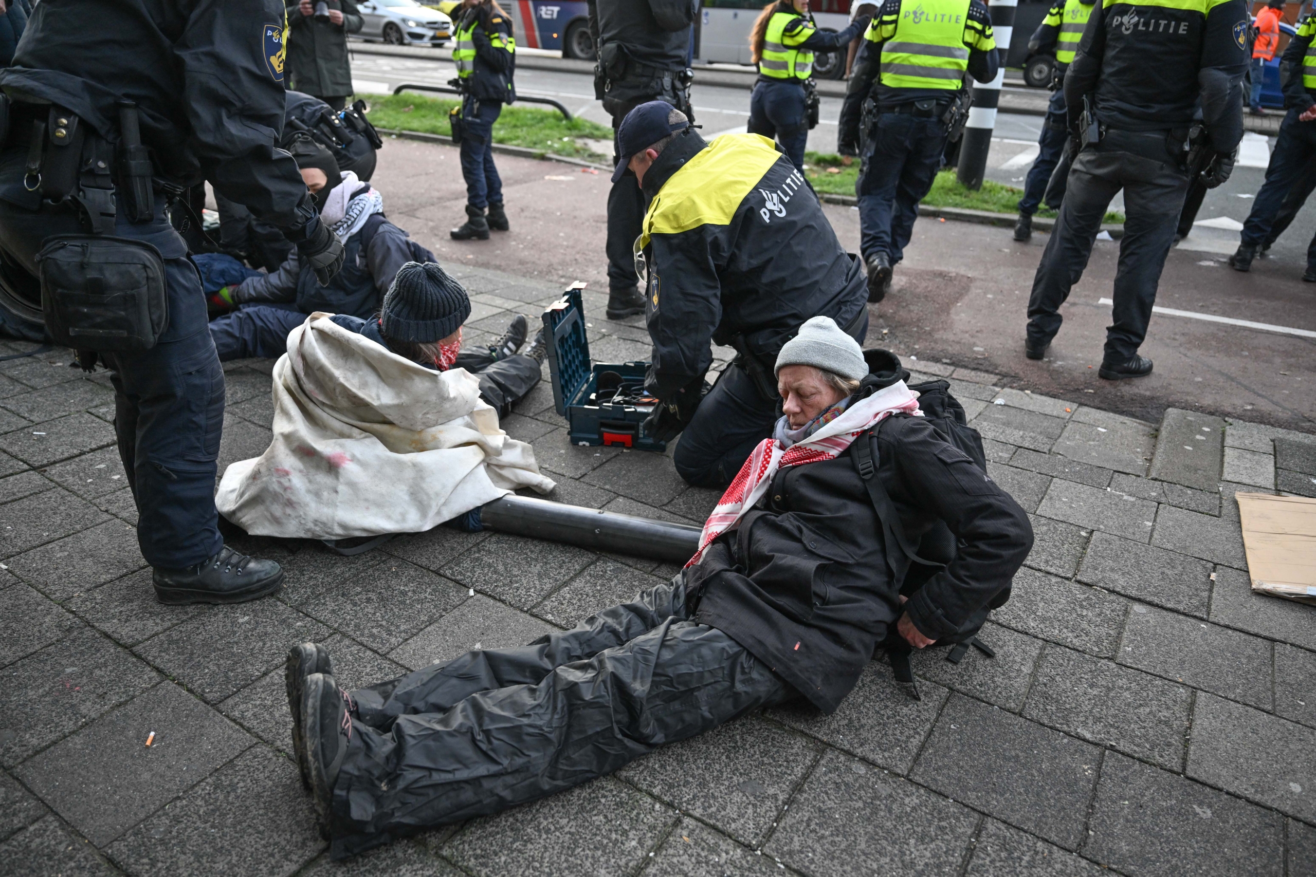 AA 20241121 36254842 36254840 HOLLANDA POLISI SILAH FUARINI PROTESTO EDEN GOSTERICILERI GOZALTINA ALDI scaled