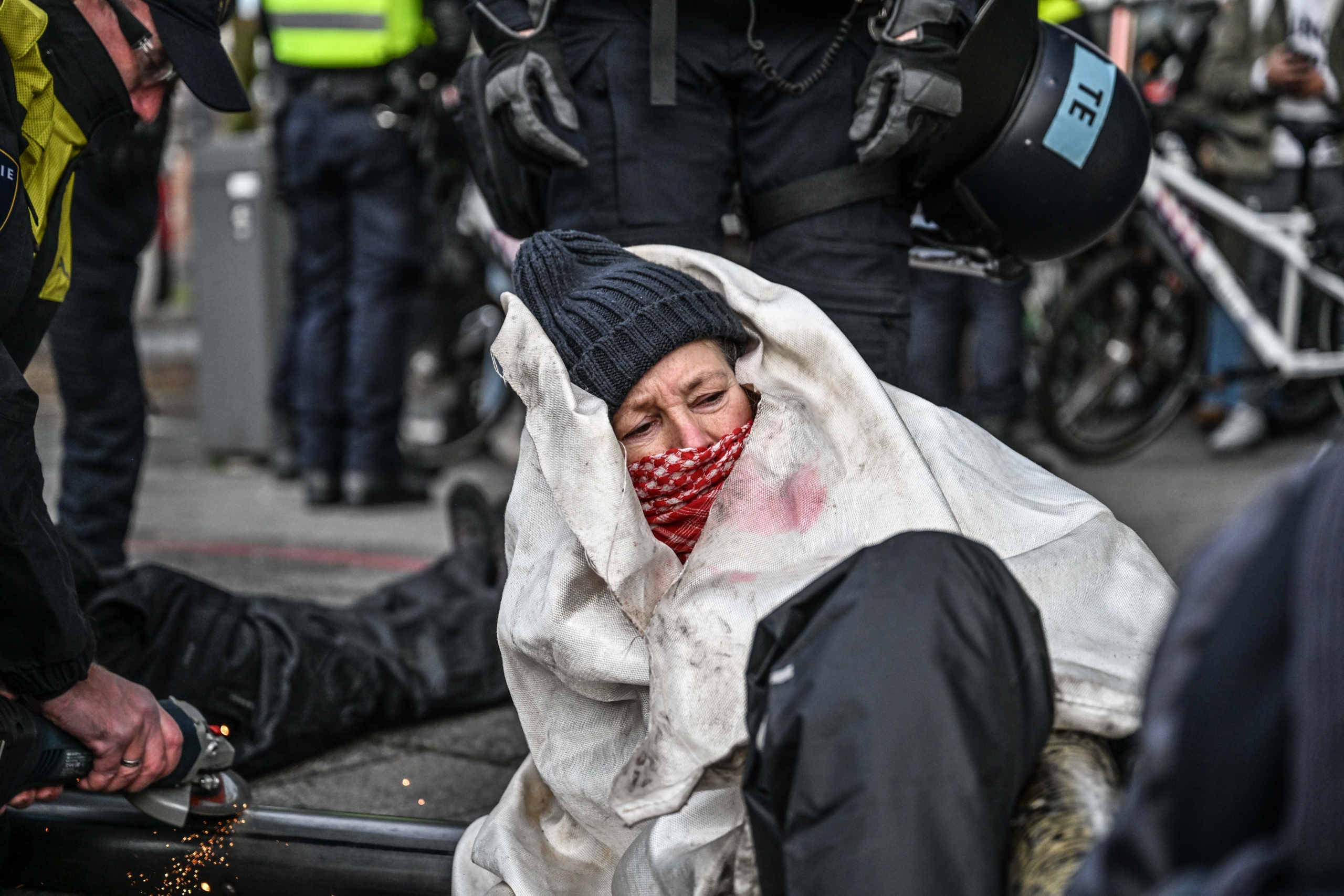 AA 20241121 36254842 36254841 HOLLANDA POLISI SILAH FUARINI PROTESTO EDEN GOSTERICILERI GOZALTINA ALDI scaled