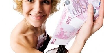 hot-blond-girl-with-lots-money_1385-2523