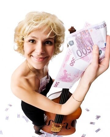 hot-blond-girl-with-lots-money_1385-2523