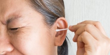 Cleaning,Ear,Wax,By,Cotton,Bud,For,Healthcare
