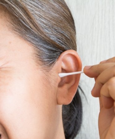 Cleaning,Ear,Wax,By,Cotton,Bud,For,Healthcare