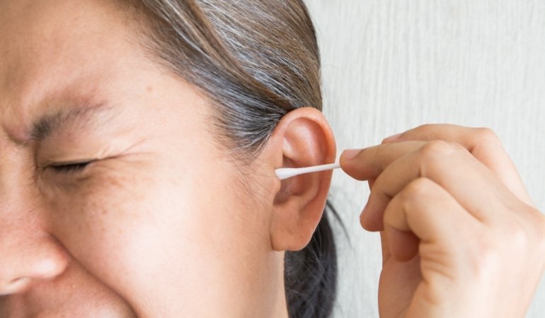 Cleaning,Ear,Wax,By,Cotton,Bud,For,Healthcare