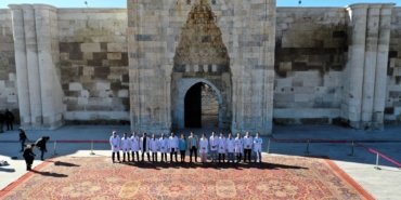 Aksaray'da restore edilen 161,5 metrekarelik tarihi Hereke halısı Hollanda'ya uğurlandı