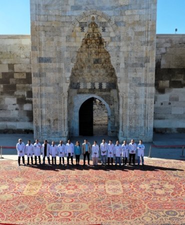 Aksaray'da restore edilen 161,5 metrekarelik tarihi Hereke halısı Hollanda'ya uğurlandı