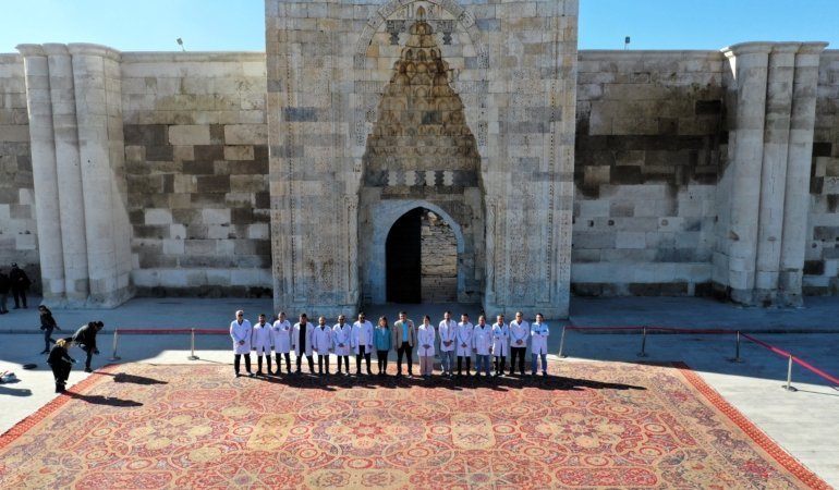 Aksaray'da restore edilen 161,5 metrekarelik tarihi Hereke halısı Hollanda'ya uğurlandı