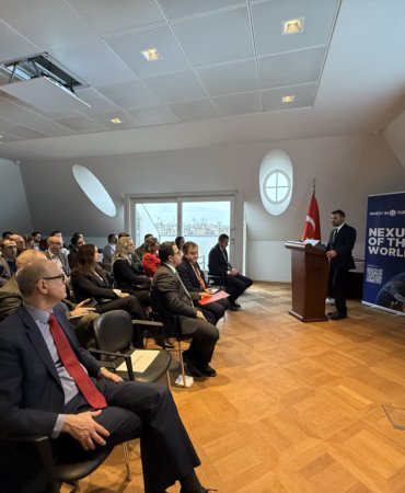 Türkiye'nin uzun dönemli yenilenebilir enerji imkanları Hollandalı yatırımcılara tanıtıldı