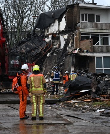 Hollanda'da apartmanda meydana gelen patlama sonucu bina kısmen çöktü