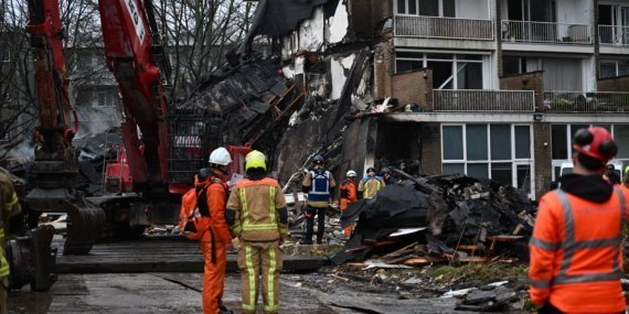 Hollanda'da apartmanda meydana gelen patlama sonucu bina kısmen çöktü