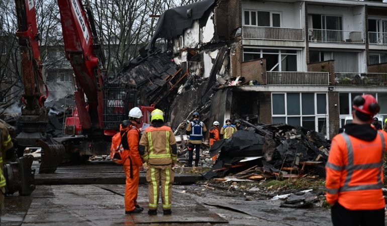 Hollanda'da apartmanda meydana gelen patlama sonucu bina kısmen çöktü