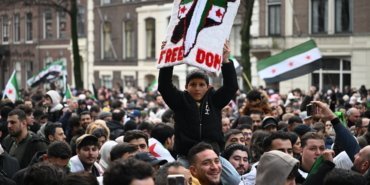 Hollanda'daki Suriyeliler, Baas rejiminin devrilmesini kutladı