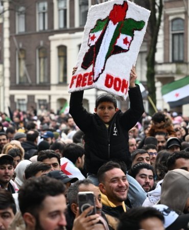 Hollanda'daki Suriyeliler, Baas rejiminin devrilmesini kutladı
