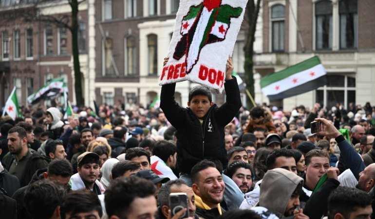 Hollanda'daki Suriyeliler, Baas rejiminin devrilmesini kutladı