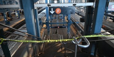 ABD'de metroda uyurken ateşe verilen kadın hayatını kaybetti