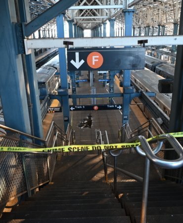 ABD'de metroda uyurken ateşe verilen kadın hayatını kaybetti