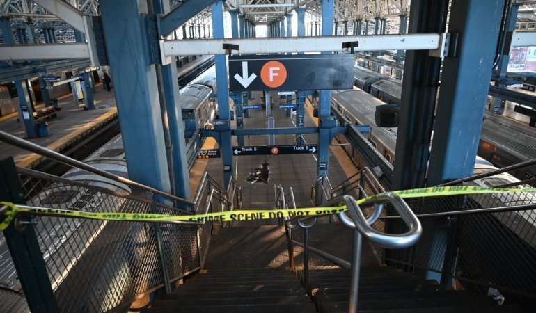 ABD'de metroda uyurken ateşe verilen kadın hayatını kaybetti