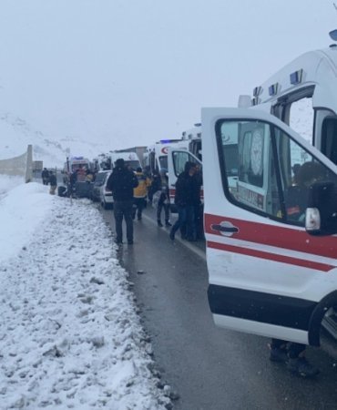 Erzincan'da yolcu otobüsü şarampole devrildi