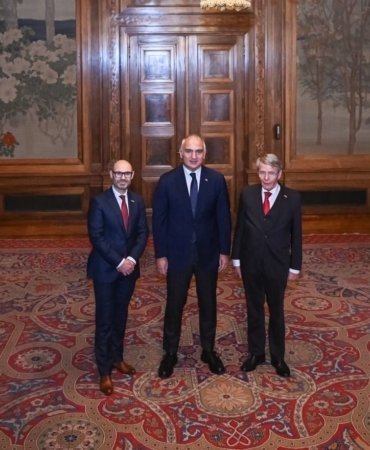 Aksaray'da restore edilen 114 yıllık Hereke halısı, Lahey Barış Sarayı'na teslim edildi