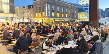 Hollanda’da şehir merkezinde Gazze ve Filistin’e destek amaçlı sokak iftarı