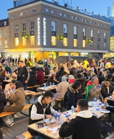 Hollanda’da şehir merkezinde Gazze ve Filistin’e destek amaçlı sokak iftarı