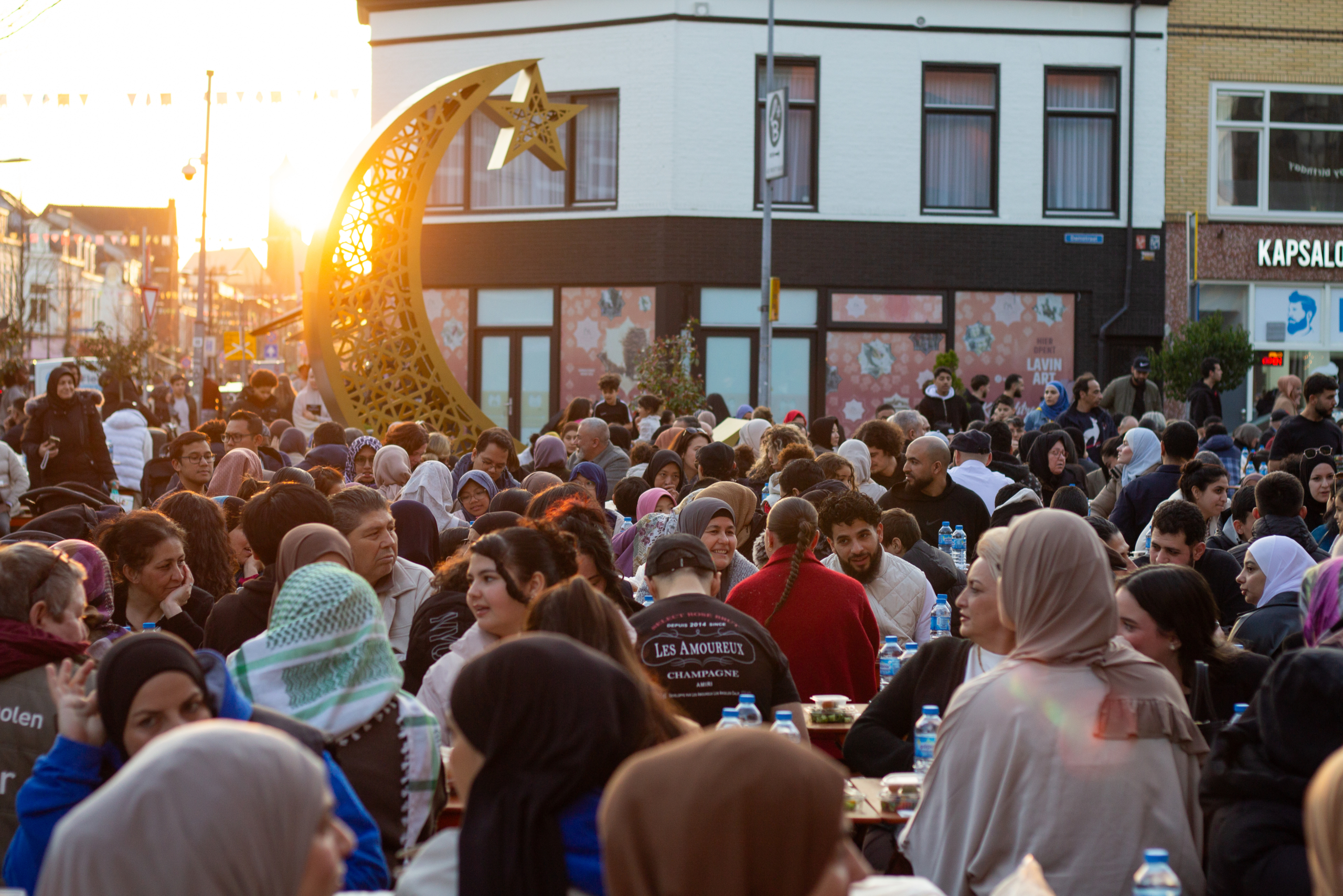 AA 20250308 37283422 37283417 HOLLANDADA CAMI MEYDANINDA SOKAK IFTARI DUZENLENDI scaled