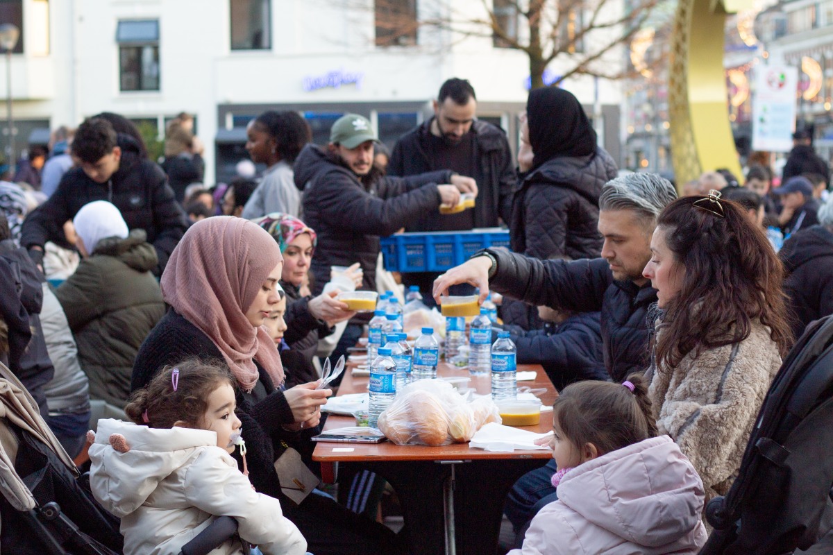 AA 20250308 37283422 37283418 HOLLANDADA CAMI MEYDANINDA SOKAK IFTARI DUZENLENDI