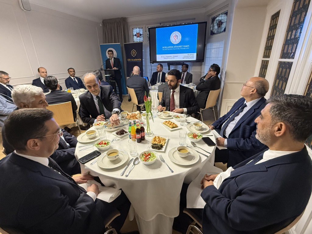 Hollanda'daki İİT üyesi ülkelerin Büyükelçileri, Türkiye'nin Lahey Büyükelçiliği'nin iftarında buluştu